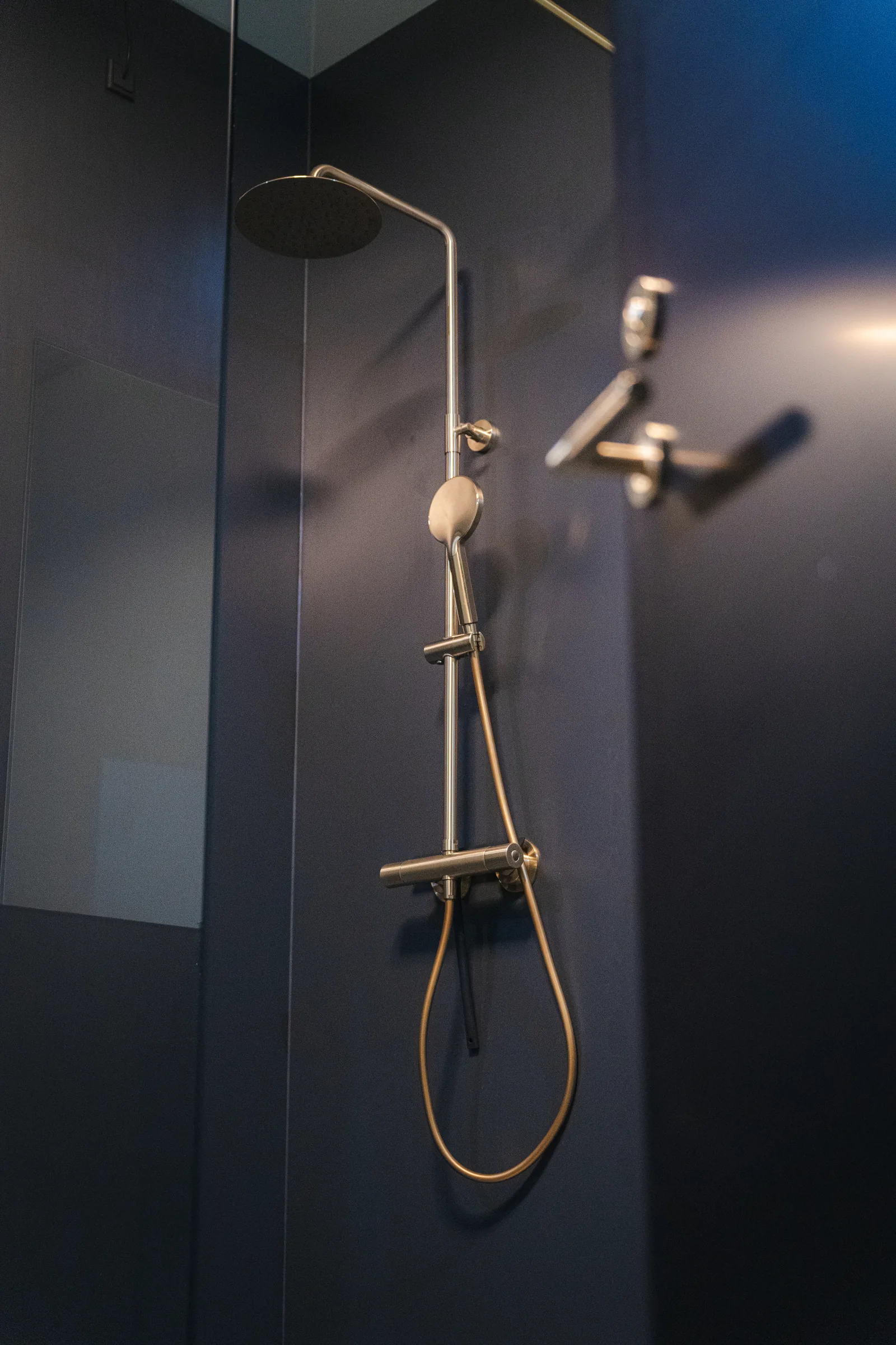 Bruser med messing-armaturer