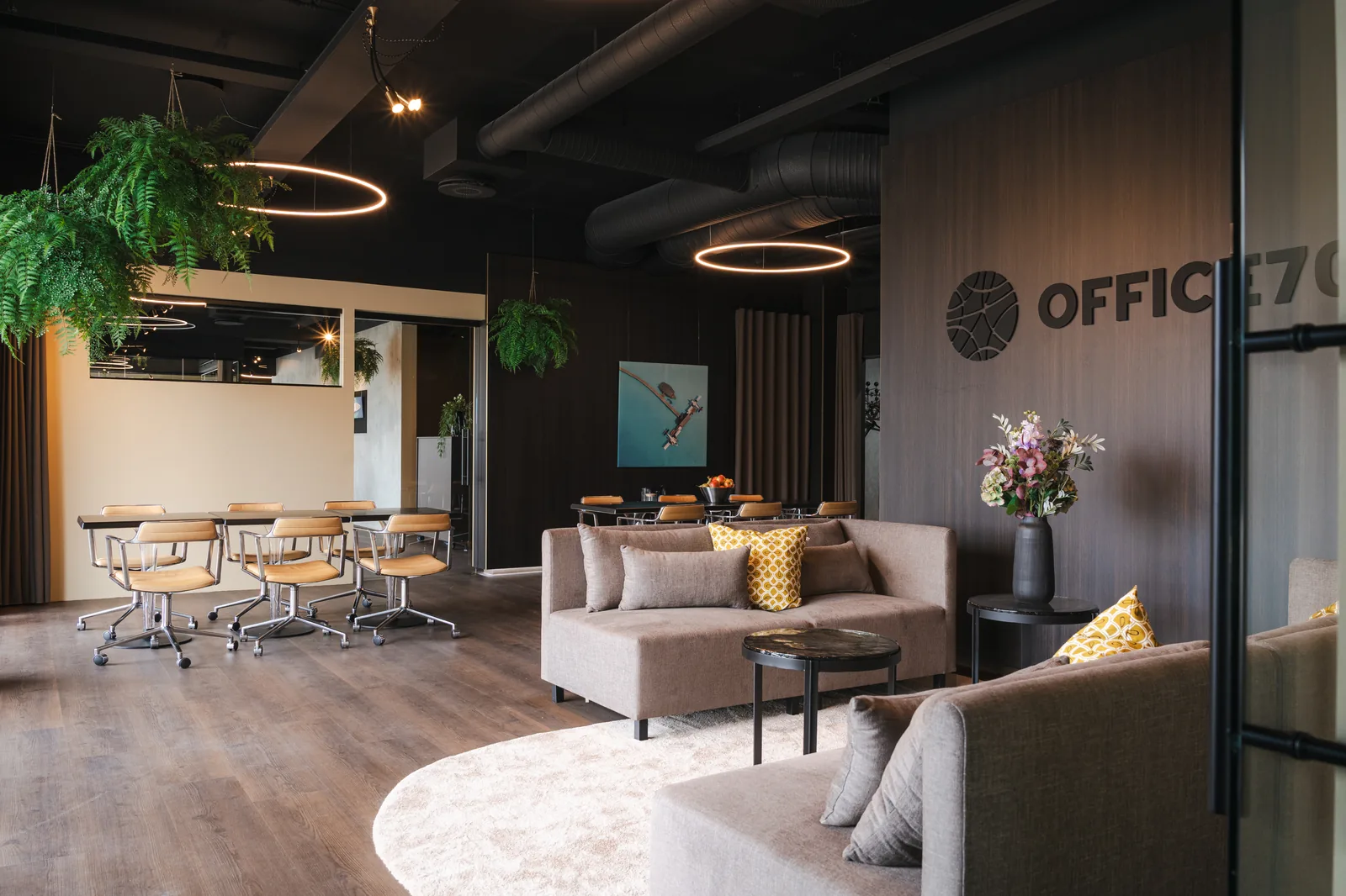 Lounge og fredagsbar med Office7000 logo