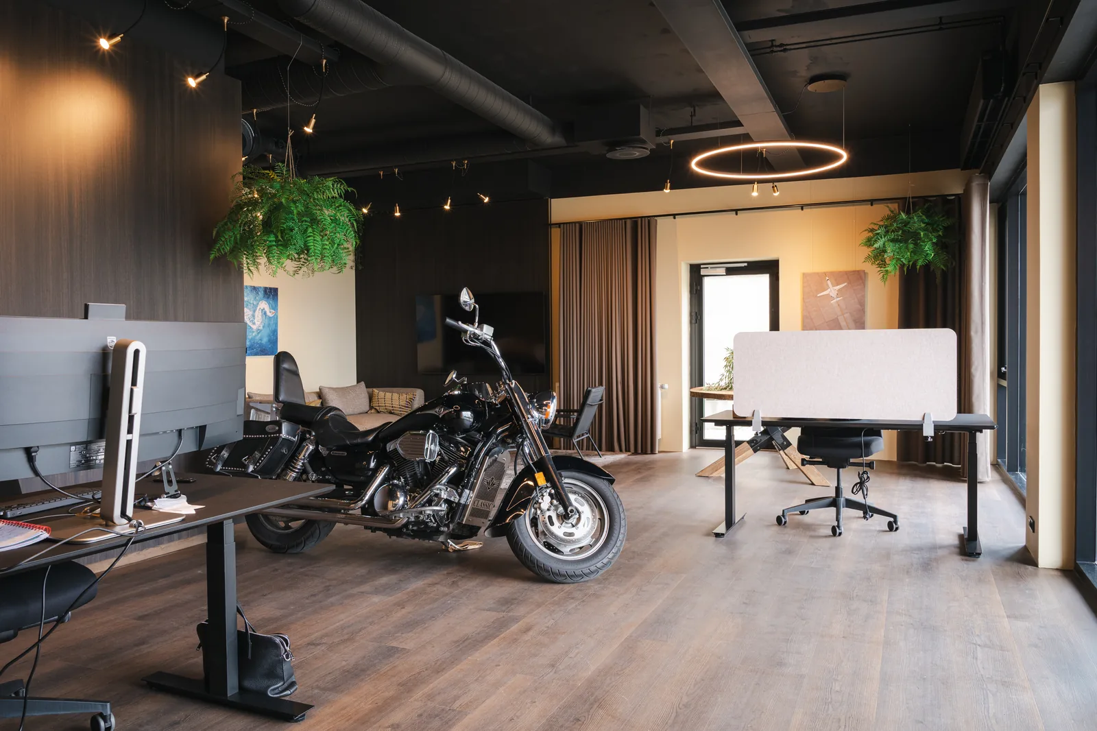 Kontor med Harley Davidson og hængeplanter