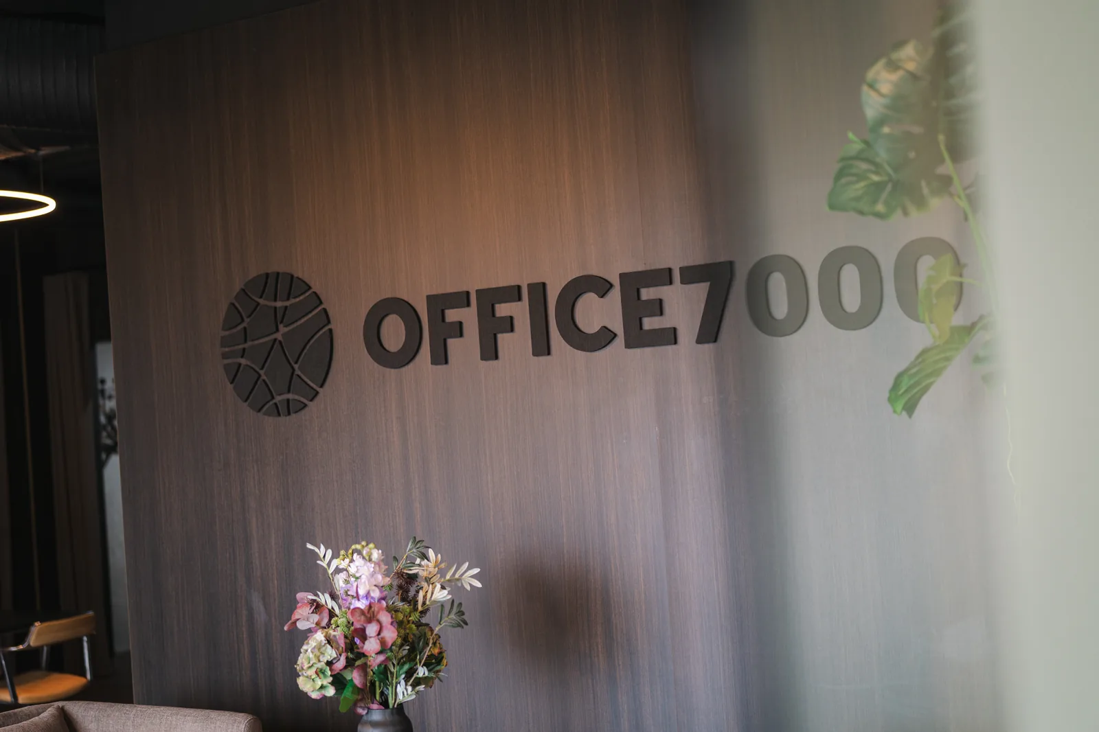 Office7000 velkomstområde med logo